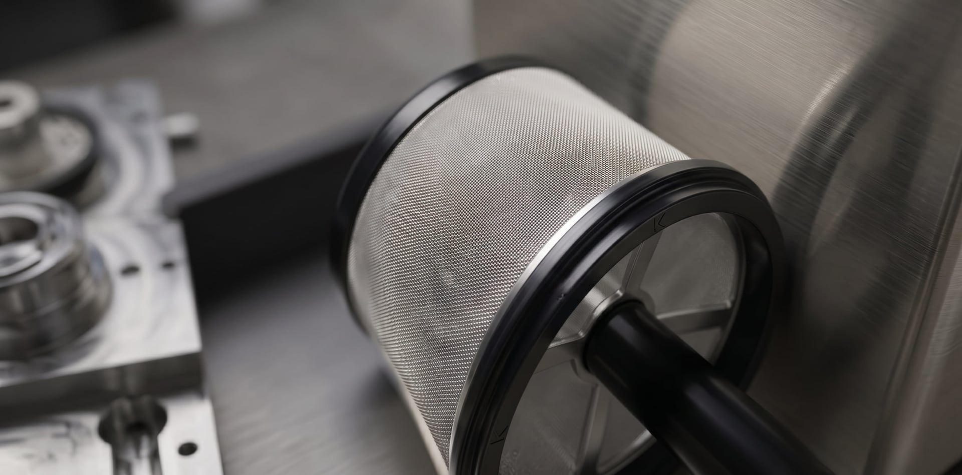 Takeya cold brew fine-mesh stainless steel filter with silicone seal showing tight-fitting design that prevents ground sediment in cold brew coffee