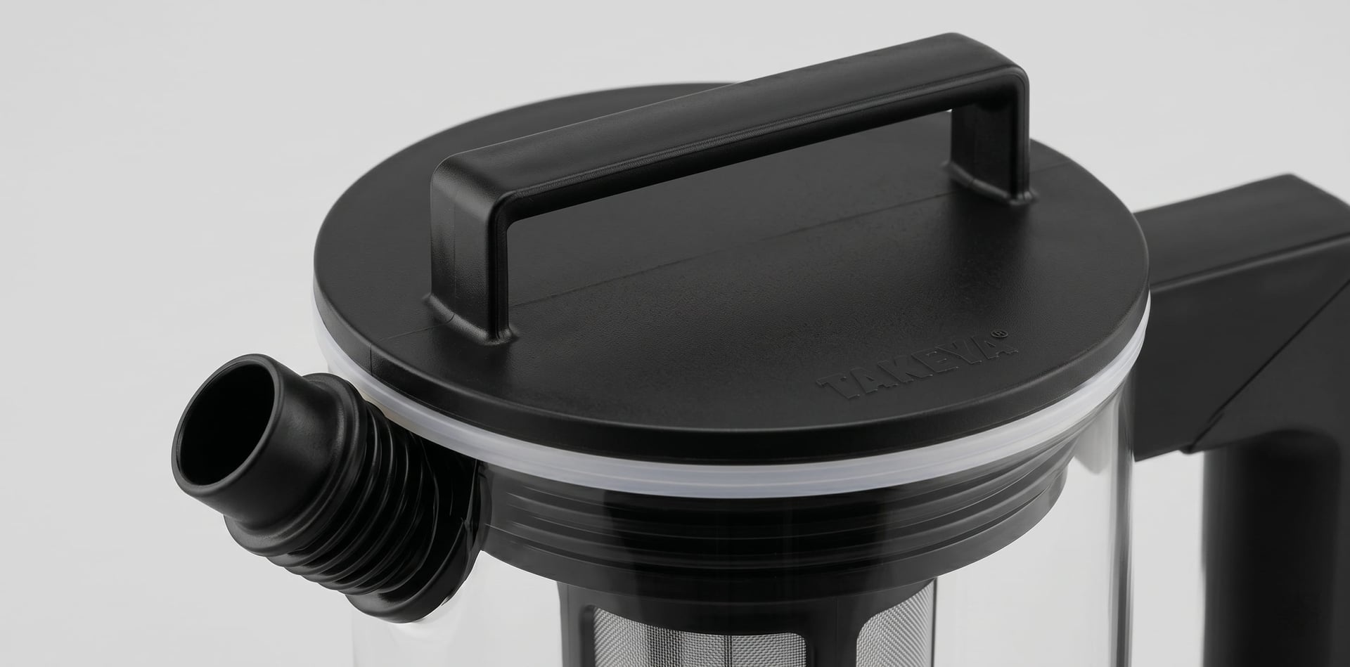 Takeya cold brew maker airtight leak-proof lid mechanism — flip-top silicone seal keeps cold brew fresh for up to two weeks in the refrigerator