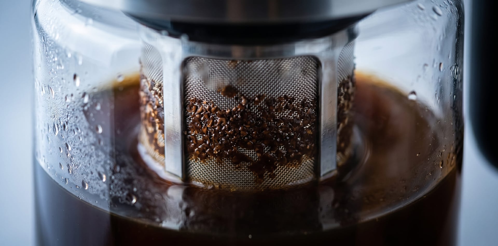 VINCI Express Cold Brew aeration technology close-up — spinning turbine disc creating micro-vortex extraction inside the 14 oz brewing chamber