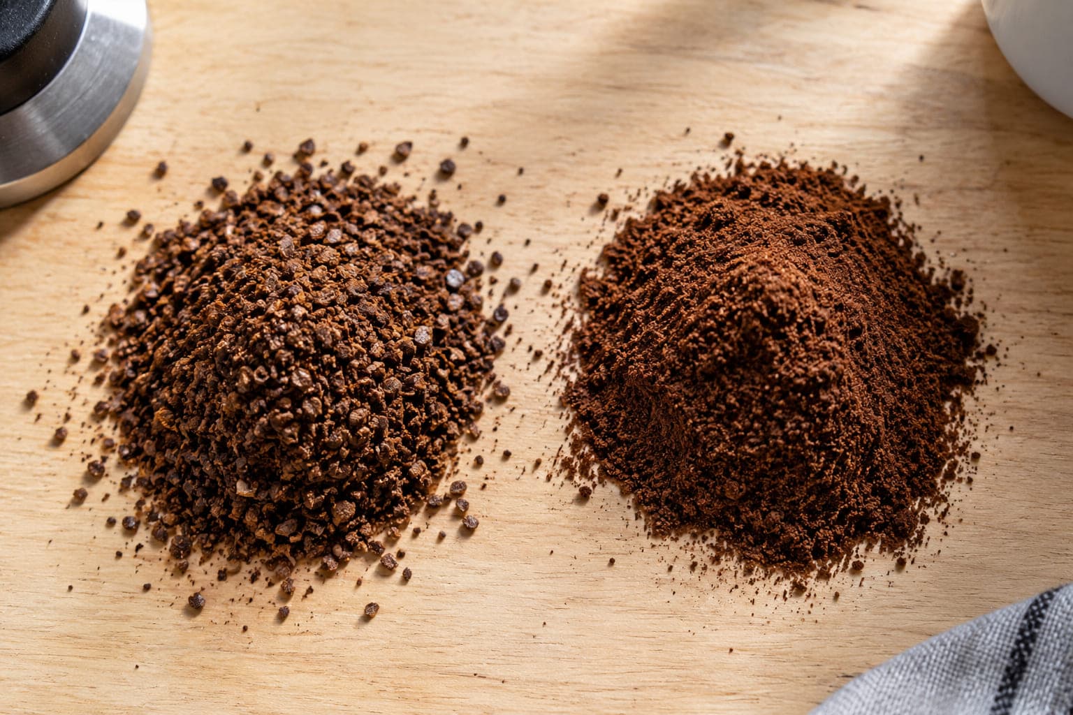 Side-by-side comparison of a too-coarse espresso grind causing sour, fast-running espresso and a correctly dialled-in grind producing balanced extraction — grind size comparison for fixing sour espresso