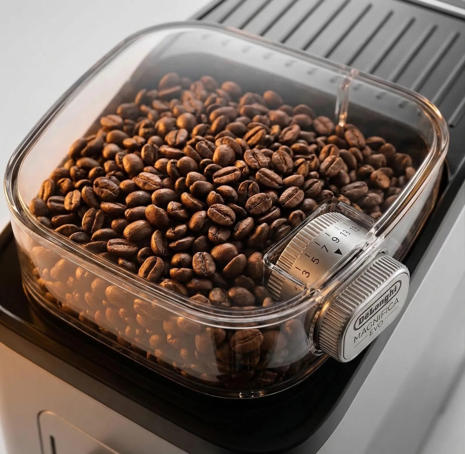 De'Longhi Magnifica Evo bean hopper and conical burr grinder with its grind setting dial
