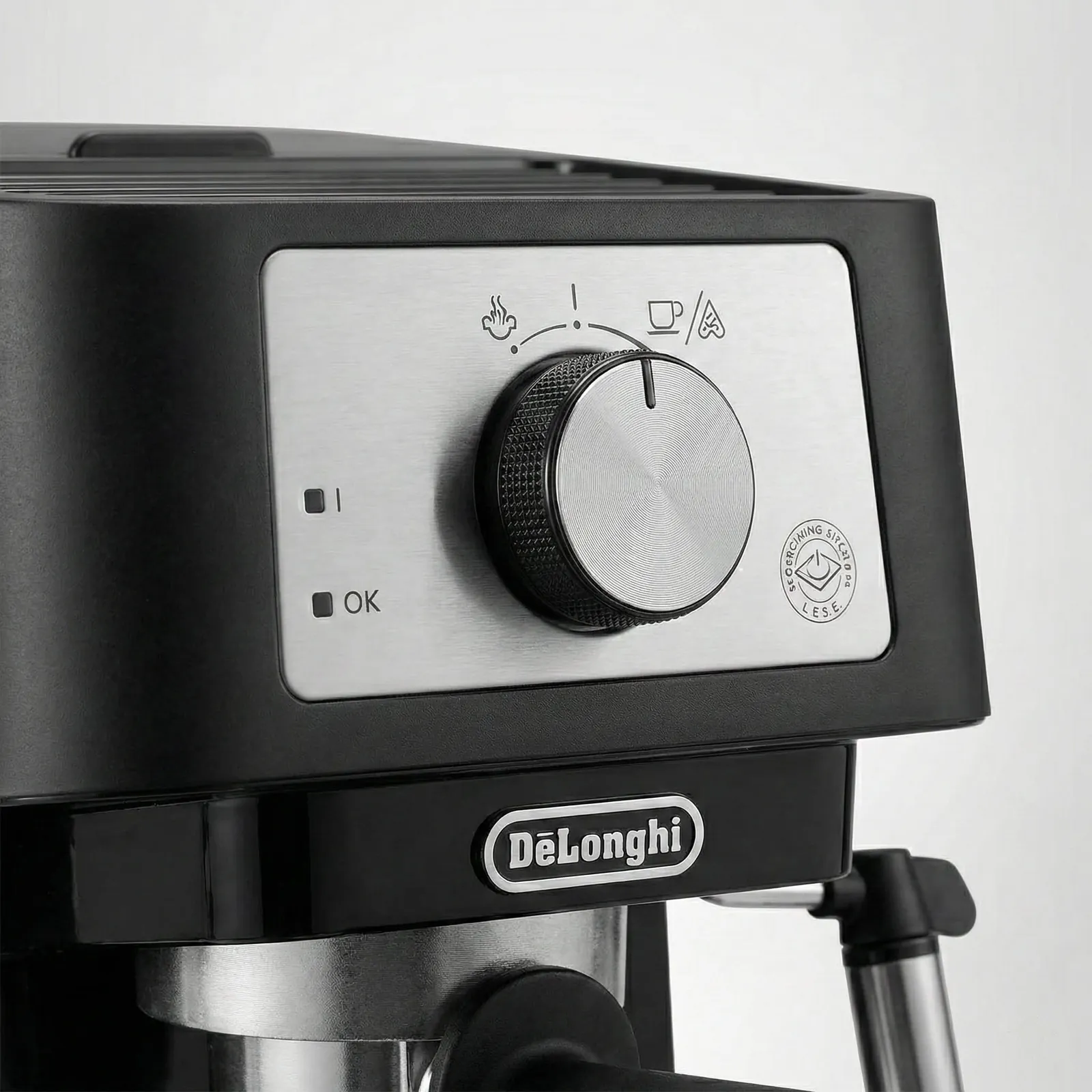 DeLonghi Stilosa EC260 control panel with its simple buttons and steam dial up close