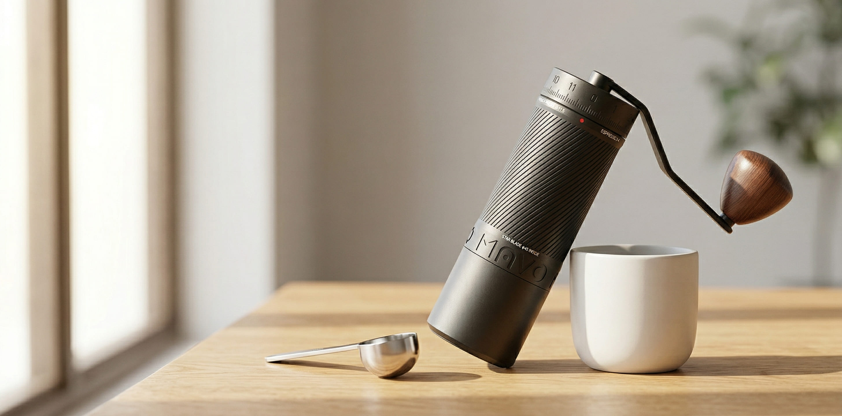 Mavo Phantox Pro aerospace aluminum body walnut accent ring premium build quality hand grinder material closeup mavo phantox pro burrs